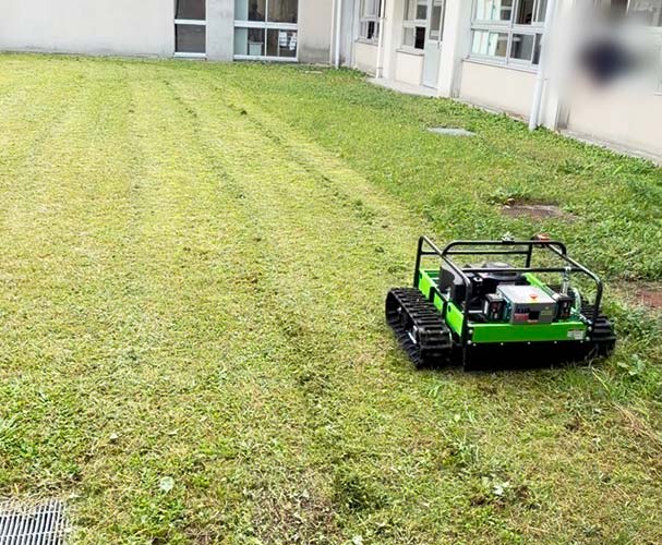 広島県 東広島市 高美が丘　学校敷地の草刈り事例　ラジコン草刈機