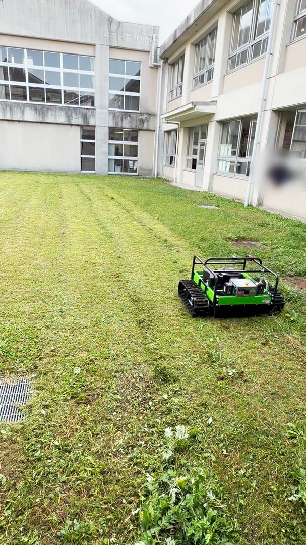 広島県 東広島市 高美が丘　学校敷地の草刈り事例　ラジコン草刈機